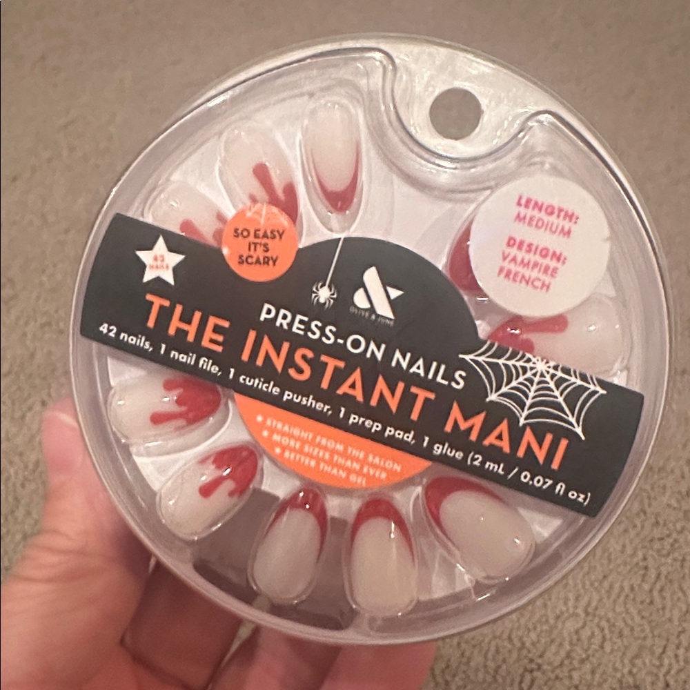 Olive & June Medium Vampire French Press-On Nails